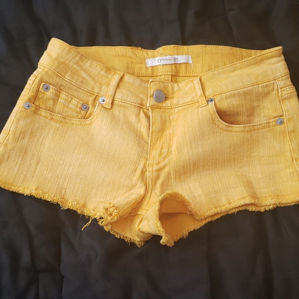 Yellow frayed hem shorts